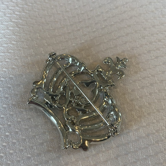 Crown Brooch Pin with Faux Pearls, Clear and Blue Crystals Set in Silver Tone - Picture 4 of 4